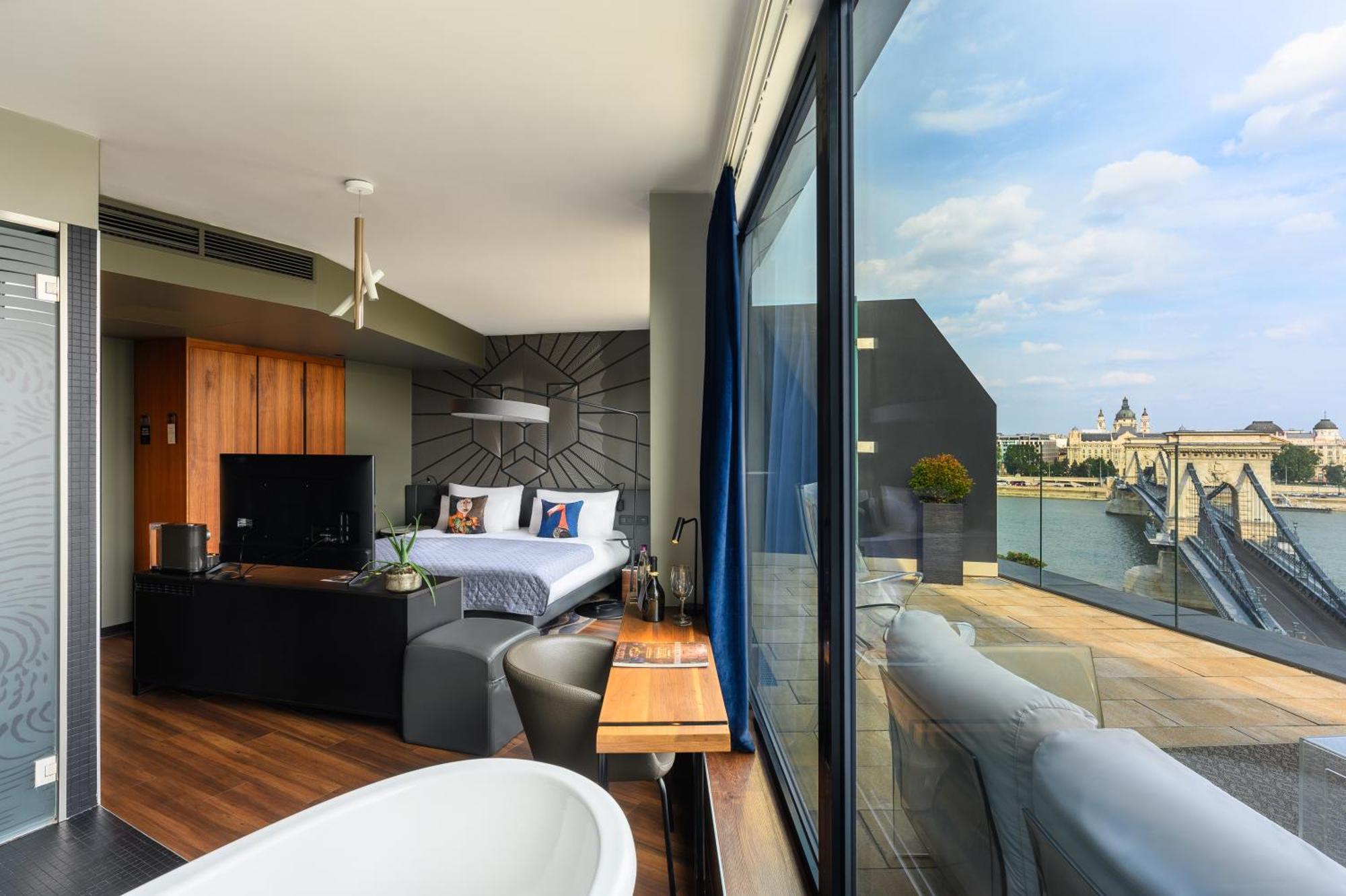 Hotel Clark Budapest - Adults Only Bagian luar foto A suite at the hotel