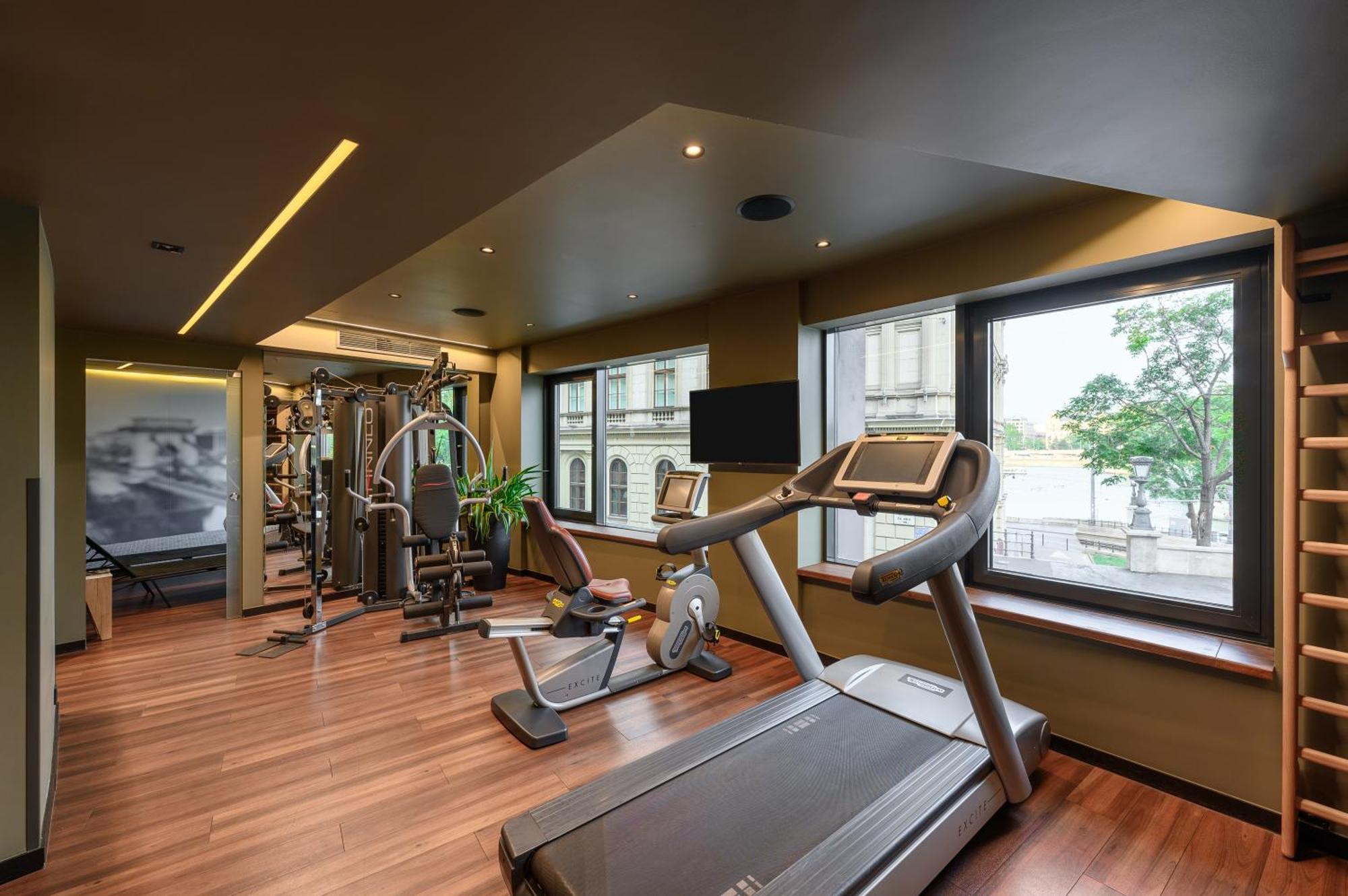 Hotel Clark Budapest - Adults Only Bagian luar foto The gym at the hotel