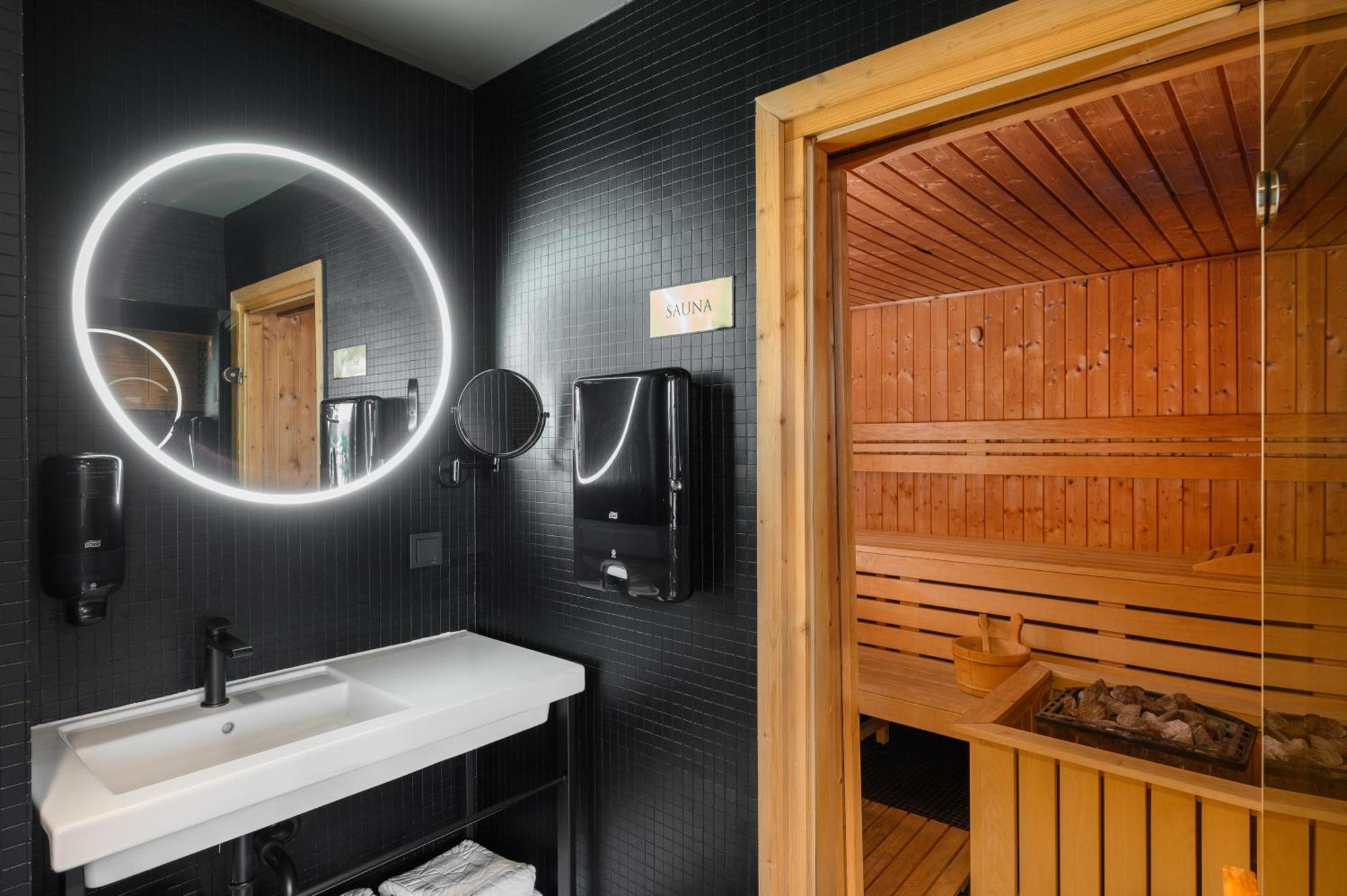 Hotel Clark Budapest - Adults Only Bagian luar foto Sauna in a hotel
