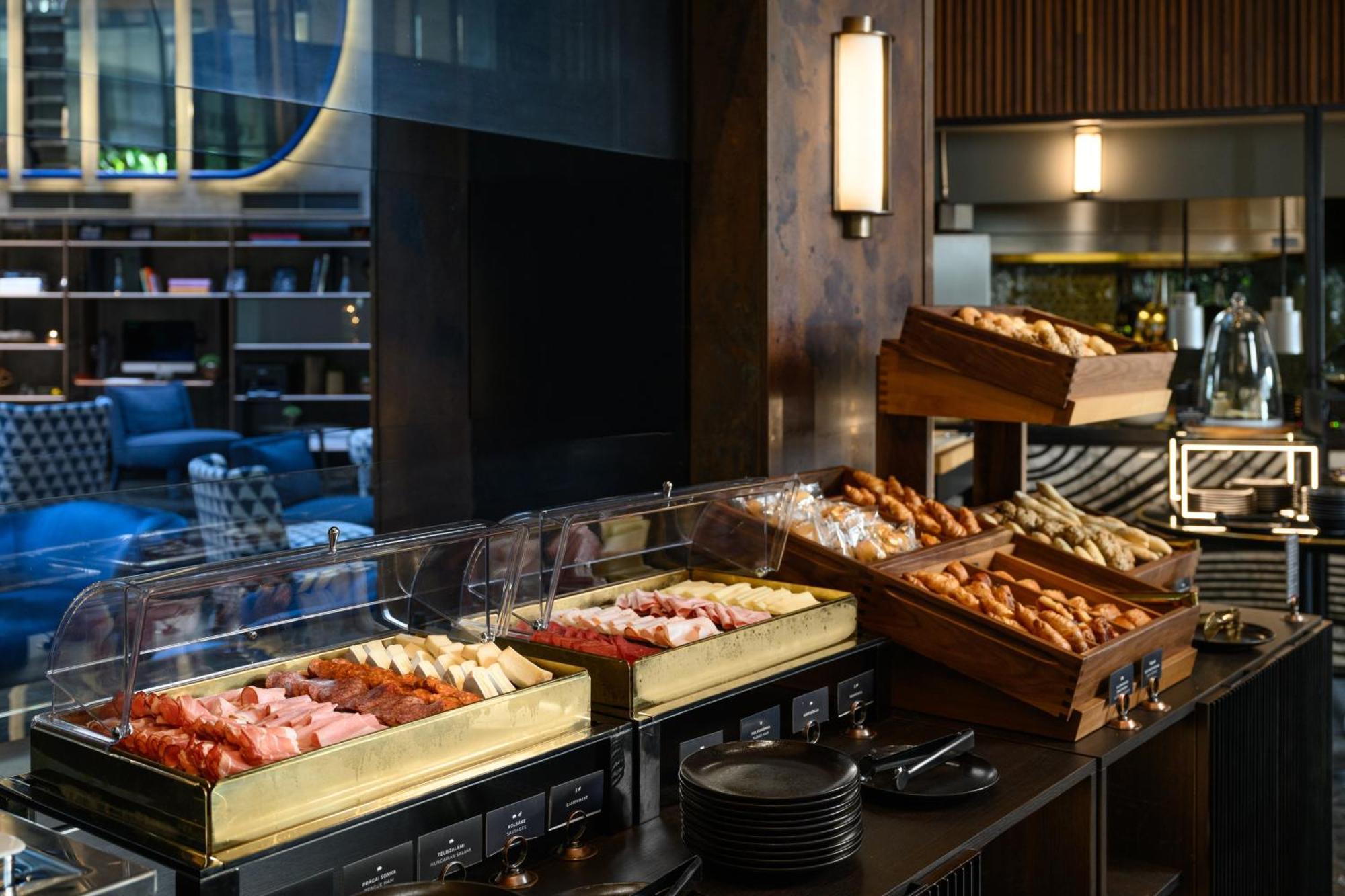 Hotel Clark Budapest - Adults Only Bagian luar foto A buffet at a hotel