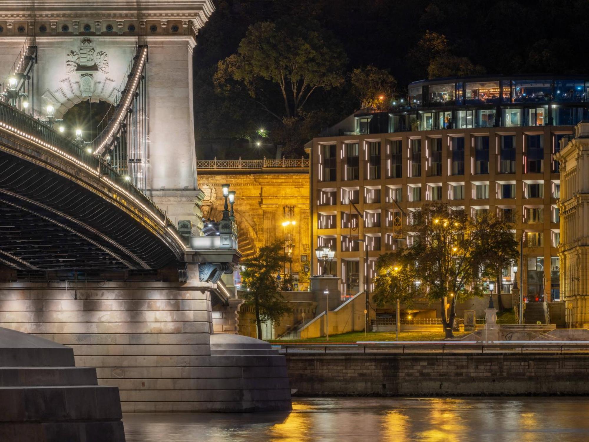 Hotel Clark Budapest - Adults Only Bagian luar foto The hotel at night