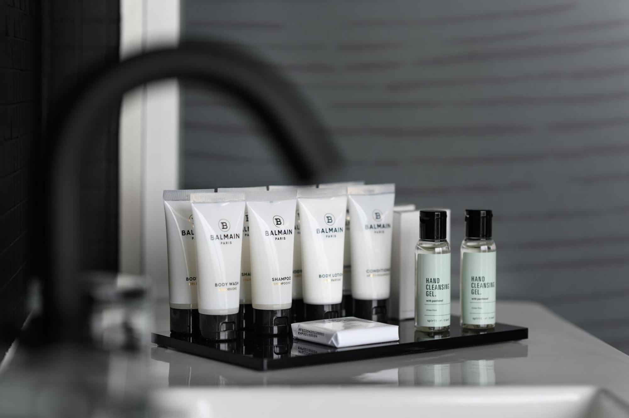 Hotel Clark Budapest - Adults Only Bagian luar foto A selection of toiletries