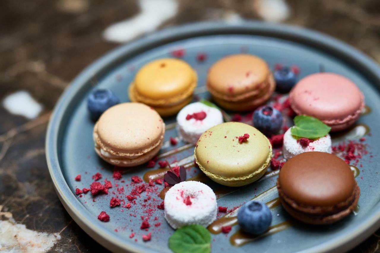 Hotel Clark Budapest - Adults Only Bagian luar foto Macarons