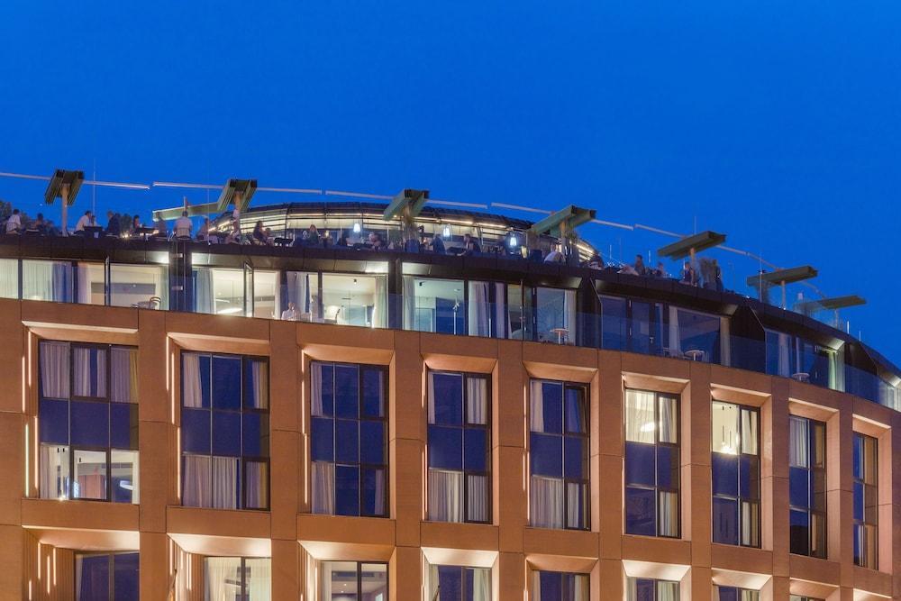 Hotel Clark Budapest - Adults Only Bagian luar foto The top floors of the building