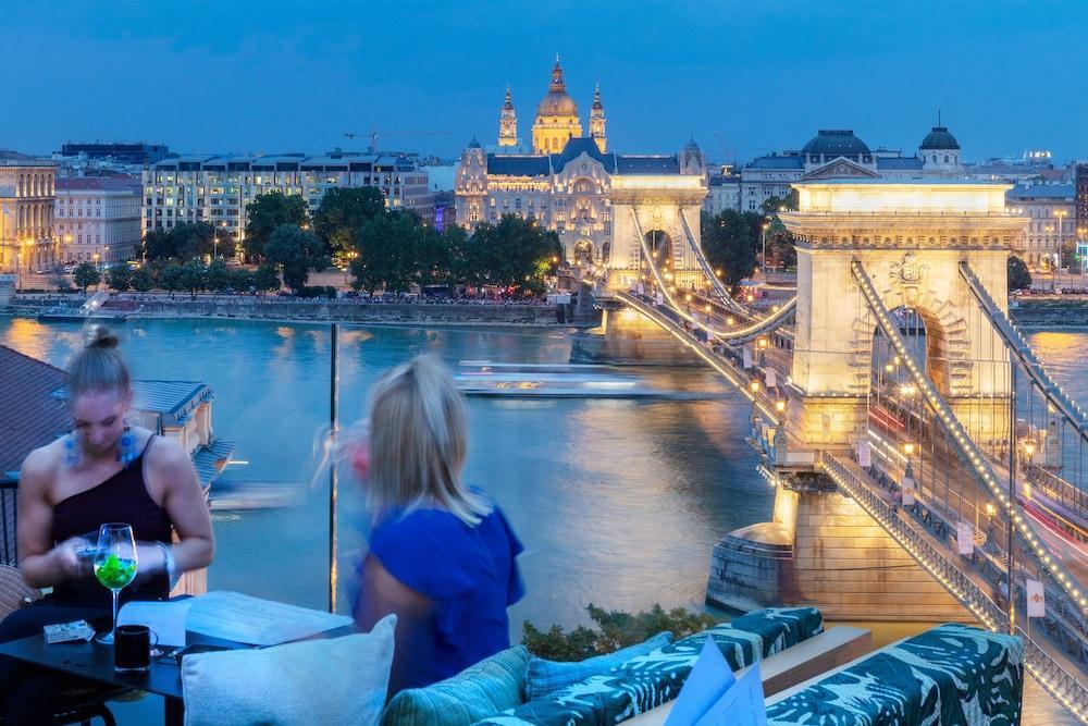 Hotel Clark Budapest - Adults Only Bagian luar foto View of the Chain Bridge from the hotel